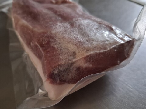 ジビエ　やわらか仔イノシシ【皮付き】ロース　ブロック 　410g