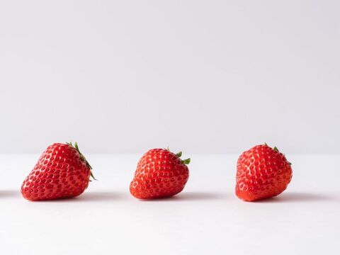 【食べ比べ】600g以上食べ比べセット！人気品種「紅ほっぺ」300g+静岡限定品種「きらぴ香」300g or 希少品種「おいCベリー」300gのどちらかのランダムパック!