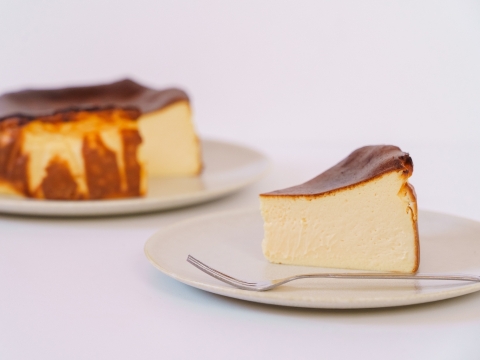 いちご農家が本気で作る、いちごを食べるための『ゴロゴロいちごのバスクチーズケーキ』