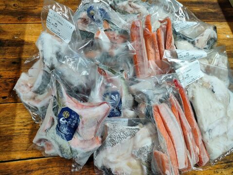 【80サイズに入るだけ！】山盛り！色々な魚のアラとカマハラス詰合せ/3D冷凍