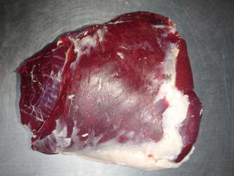 当歳鹿（エゾシカの1歳未満）究極にこだわった内モモ。
業務用サイズの商品をご家庭で！！