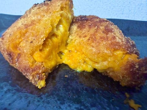 【通常サイズ】栗のように甘くてホクホク！黒い宝玉・ブラックのジョー！栗カボチャ【数量限定】１個1.5ｋｇ以上の使いやすいサイズを厳選してお届け！年末年始はかぼちゃを食卓に！