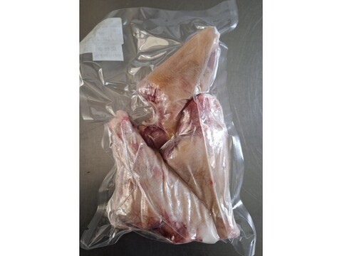 ジビエ　やわらか仔イノシシ【皮付き】【骨付き】スネ　630g