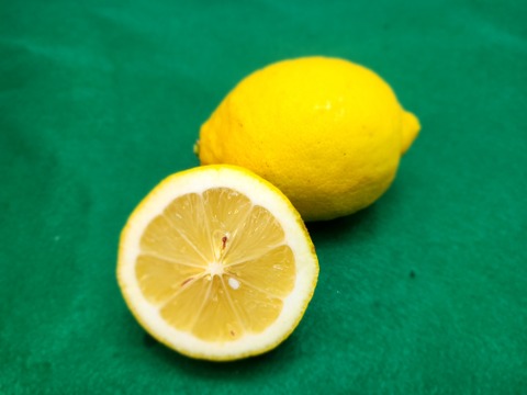 箱込約4㌔　　ワックス防カビ剤、防腐剤不使用　皮まで安心レモン