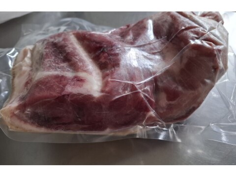 ジビエ　やわらか仔イノシシ【骨付き】【皮付き】肩ロース・ウデ　1640g