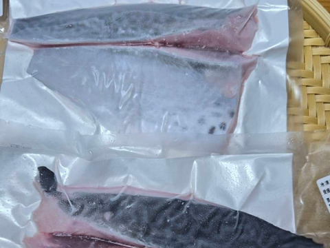 ﾓﾆﾀｰ価格　“媛スマ冷凍皮付ロイン(300g~330g)×２パック”【1尾相当/箱】