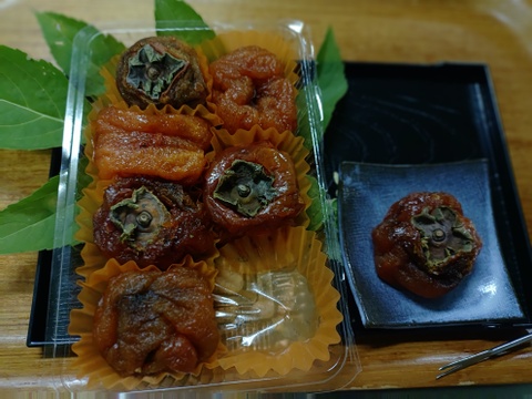 完熟した柿で作りました干し柿