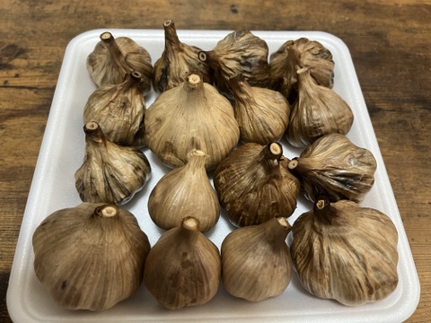 30 自然栽培　黒にんにく 人気　サイズいろいろたっぷり16個　令和4年度新物　食べやすくて美味しい