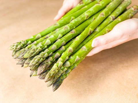 2キロ『人気No. 1』👑 数量限定100g増量中🎉 

感動のアスパラ👑大人気Mサイズ2キロ
【通販サイト2000件以上販売】👑

自然の甘さを体感してください！