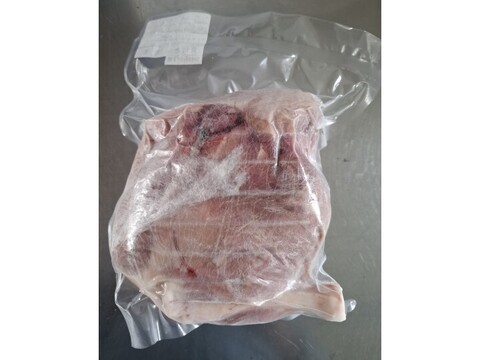 ★キャンプやBBQに！モモ1本丸焼き用★
ジビエ　やわらか仔イノシシ【骨付き】後足　1280g