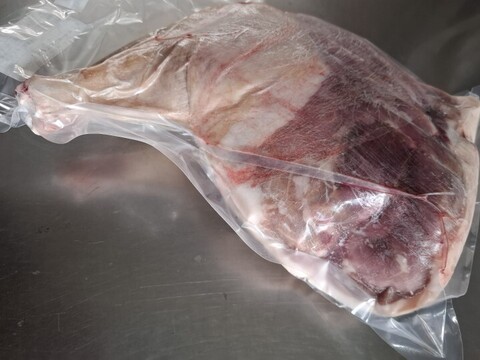 ◎！特価！◎★キャンプやBBQに！モモ1本丸焼き用★
ジビエ　やわらか仔イノシシ【皮付き】【骨付き】後足　1800g