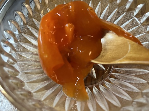 【枝なし渋柿・西条柿】農薬・肥料不使用、自然栽培の渋柿。干し柿にできますが枝はついていません。柿酢作りなど加工用に。完熟させてそのまま食べて濃厚スイーツ。大小不揃い。３.５キロ以上