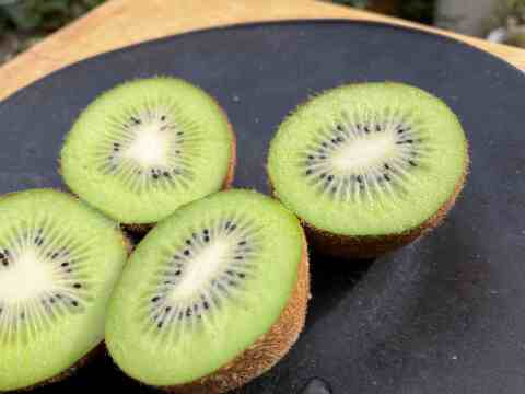 農薬・化学肥料不使用、　熟成で甘みが乗ってきたグリーンキウイS～Ｌサイズ２ｋｇ