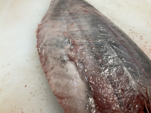 【謹製】【皮なし】鰹/迷いカツオ/1/4/刺身用柵/脂のり大型サイズ/ぶしゅかん付【生】