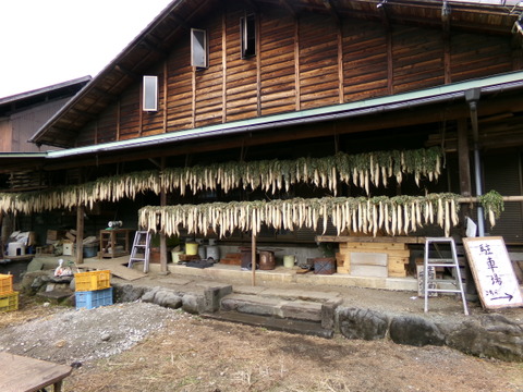 【　沢庵 　小さい樽　】沢庵5本前後、重さ5キロ以下　農薬不使用の大根をぬか、塩、砂糖少々で漬ける