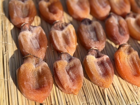 甲斐の国名産【枯露(ころ)柿】
太陽と風が渋〜い甲州百目柿を甘〜い干し柿に育てました！南国果実の様な濃厚な天然スイーツ・干し柿 500g(個包装8〜10個)