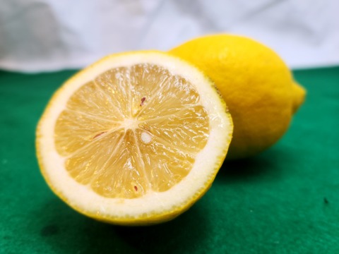 箱込約3㌔　　ワックス防カビ剤、防腐剤不使用　皮まで安心レモン