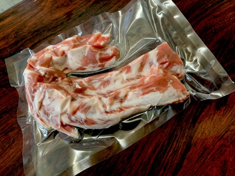 豚バラ軟骨 （小さめ２７０ｇ）
１頭分（２本入）煮込み用