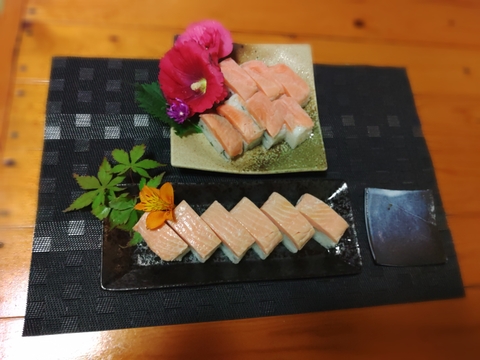 養殖屋が作った 焼きサーモン 棒寿司と 酢じめ サーモン 棒寿司 2本セット×4計８本と渓流お刺身サーモン１kg(3枚～4枚)入り