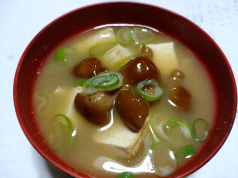 もうすぐ終了!!大特価❗️
不揃い採れたてなめこ1キロです！冷凍保存で大活躍