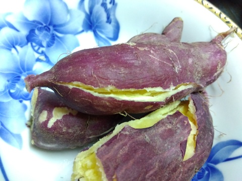 ラスト１
【美味しさ２倍】
「さつま芋」紅はるか１Ｋｇ・紫さつま芋（ふくむらさき）１Kgの合計２Ｋｇの詰合せ
合計で１２００円。
紫さつま芋はかなりレアな逸品です。
