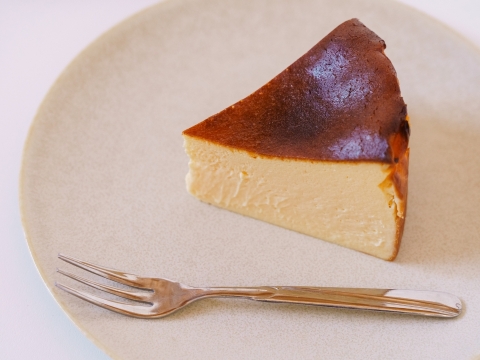 いちご農家が本気で作る、いちごを食べるための『ゴロゴロいちごのバスクチーズケーキ』