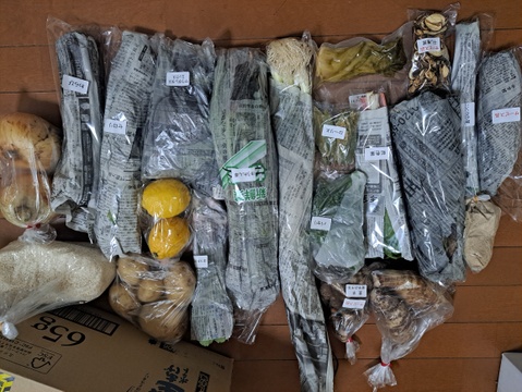 【旬を楽しむお任せ野菜セット】
　水のきれいな京都府福知山の季節ごとの旬野菜とジャガイモ、玉ネギなどの保存野菜を10～15品種 (少量・使い切り)バランスよくお届け！