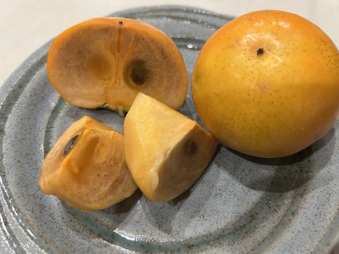 自然な甘み！甘柿2Kg。歯応え色々(家庭用)