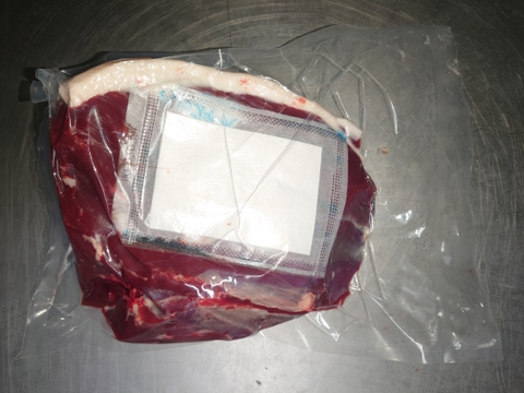 当歳鹿（エゾシカの1歳未満）究極にこだわった内モモ。
業務用サイズの商品をご家庭で！！