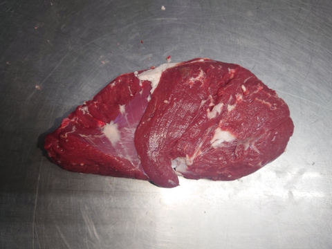 仔鹿のランイチ！！今の季節限定、脂の乗ったモモのランイチ部分で余分な脂を削ぎ落としてバランス良い比率にしてあります。
お好みでカットしてステーキがオススメ！！
1ブロック600g