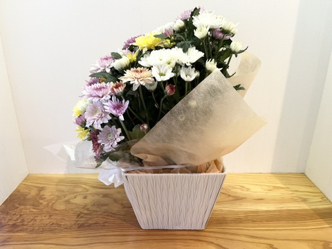 白菊とカラーマムのお供えアレンジメント