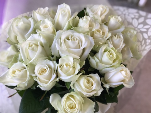 【白バラ20本花束】法要やご命日に【お供えのバラ】想いに寄り添う淡く清楚な花束を（贈答用ラッピング）