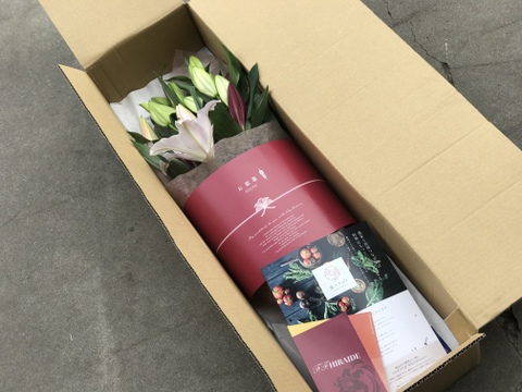 【ユリのお歳暮】今年のお歳暮はいつもとちょっと違う・・・ユリさんで癒しと香りをお届けしませんか?限定商品!1本は八重ユリまたはカサブランカをお入れしたします!!【オリジナル熨斗つき】