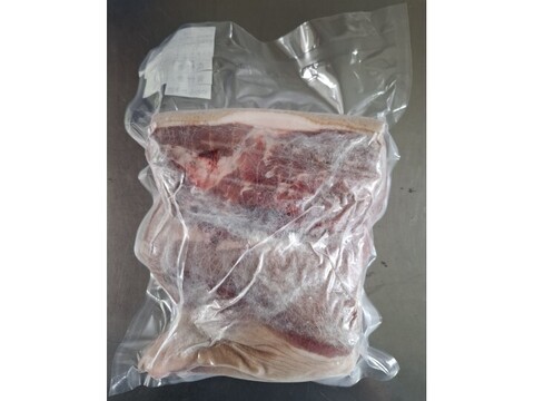 ★キャンプやBBQに！半身前身丸焼き用★ジビエ　やわらか仔イノシシ【皮付き】【骨付き】前肩ウデ　1100g