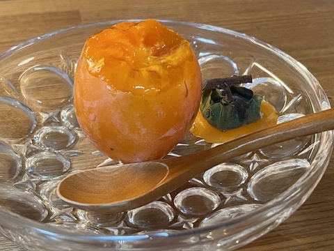 【干し柿用枝付き西条柿】農薬・肥料不使用、自然栽培の渋柿。自然な甘さの西条柿。干し柿に。完熟でそのまま食べても美味。大小不揃い。約１．７キロ（枝付き・干し柿専用紐付き）