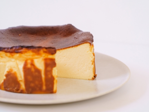 いちご農家が本気で作る、いちごを食べるための『ゴロゴロいちごのバスクチーズケーキ』