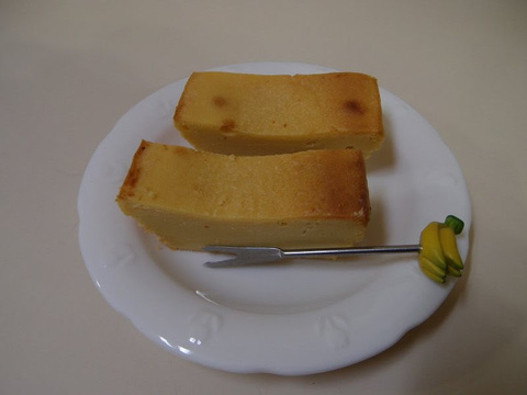 商品名 長くてすいません サーモン カマとハラスの燻製 ２個と サーモンフレーク１個と サーモン 筋子１個、 塩焼き用 ニジマス ５尾入２パックとさつまもチーズケーキ１個セットです。