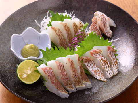 【皮ありの美味さにアッと驚く！】新鮮な真鯛をぜひお刺身で！＜３枚おろし・皮あり＞