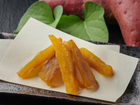野菜ソムリエサミット銀賞受賞。天日干し製法で作った干し芋40ｇ×7パック　静岡県牧之原産の紅はるかを使用した角切りタイプです。ネコポスでご自宅のポストに投函されます。