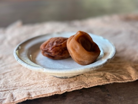 自然栽培で育った紀州南高梅【ひとみずの梅干し】150ｇ｜無添加｜無肥料｜農薬不使用｜南高梅と天日湖塩だけで漬けた、昔ながらの酸っぱ旨い｜無添加梅干し｜日々のお供に　贈り物に