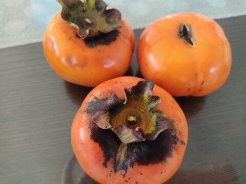 ✨規格外品！【甘柿（富有柿）】1.1kg（10～14玉）　農薬肥料不使用の自然栽培（お試しサイズ）✨