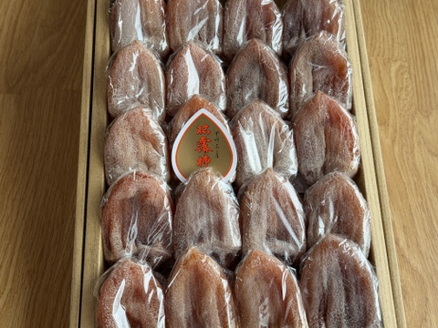 甲斐の国名産【枯露(ころ)柿】20個箱入り

太陽と風が渋〜い甲州百目柿を甘〜い干し柿に育てました！南国果実の様な濃厚な天然スイーツ・干し柿  @60g以上の大きいサイズ たっぷり1kg超