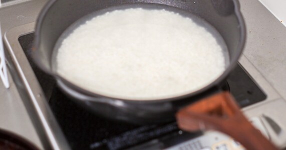 フライパンで米を炊く｜火加減と水加減の完全マニュアル