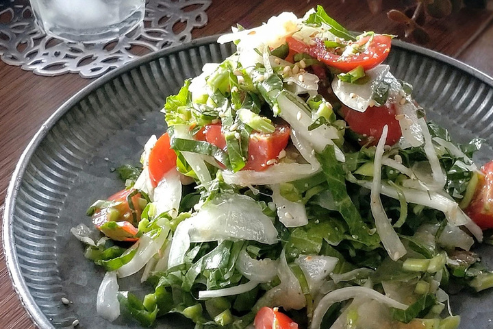 玉ねぎとソフトケールの梅だれサラダ