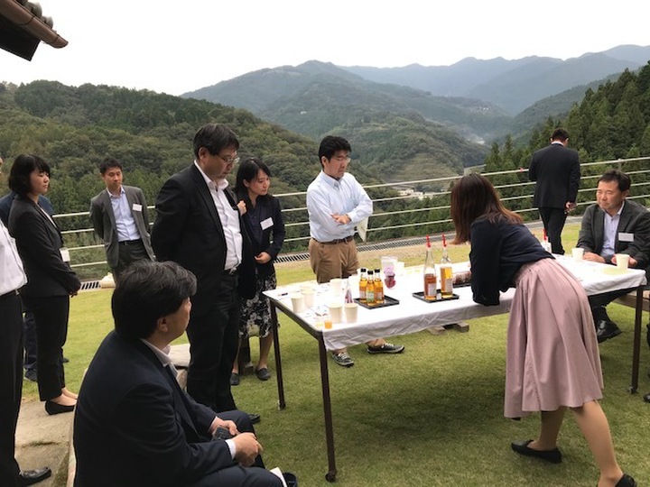 天然ほたるが飛び交うきれいな水で育った梅「自家栽培の梅を長期熟成」。