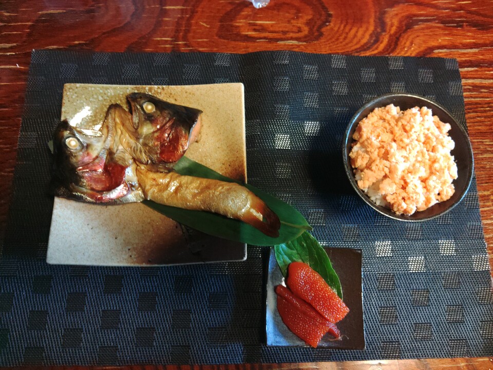 サーモンフィーレ3～6枚入とサーモン カマとハラスの燻製 と サーモンフレークと サーモン 筋子の詰め合わせ：青森県産のその他ごはんのお供